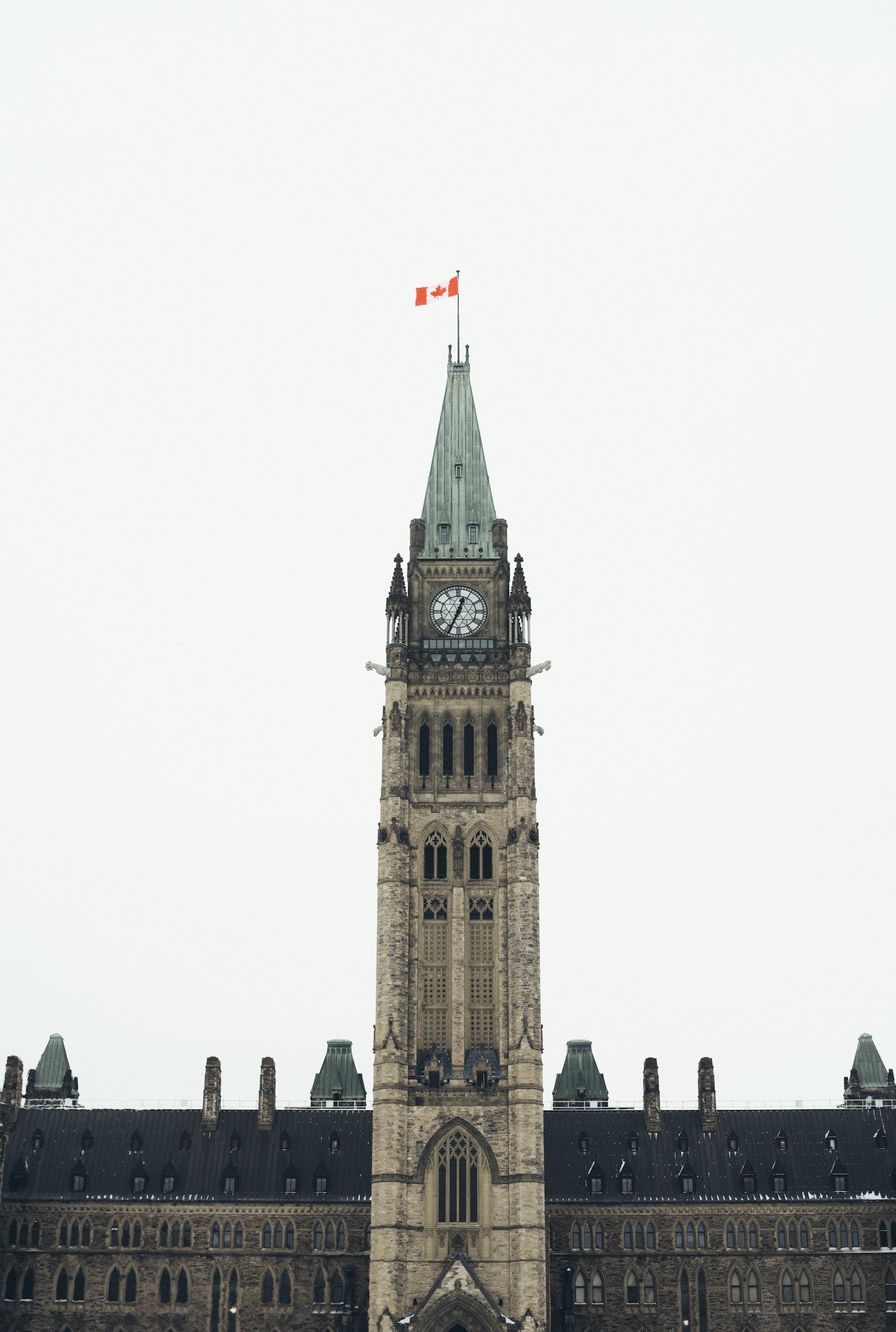 加拿大联邦政府建筑，EI 就业保险由联邦 ESDC 和 Service Canada 负责管理