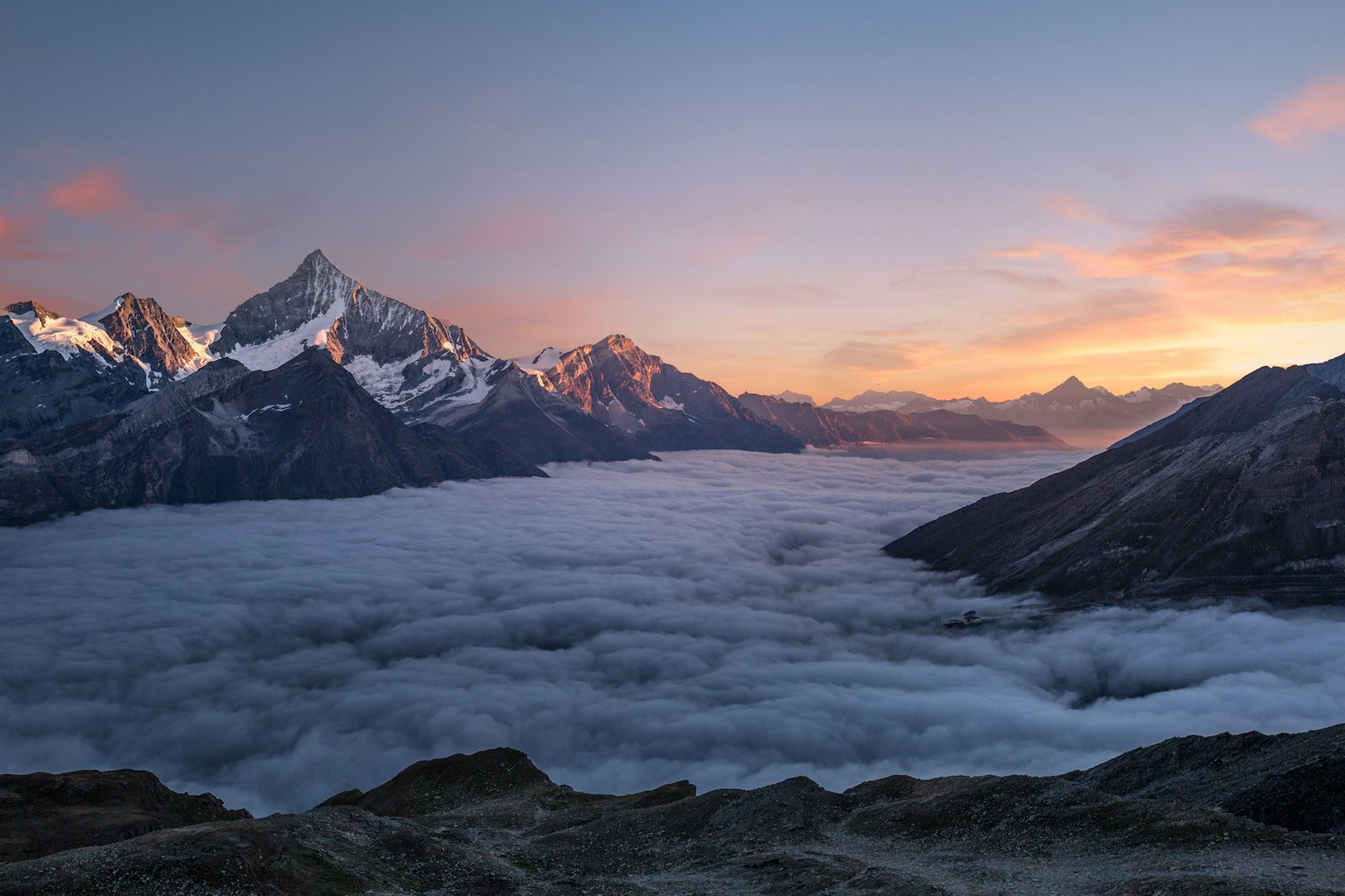 清晨云海中的群山,意象化呈现怀俄明州这类地广人稀的山地州